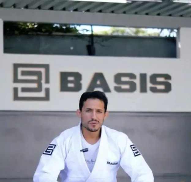 Hugo Adaid de kimono na academia de jiu-jitsu